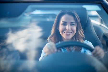 Frau im Auto