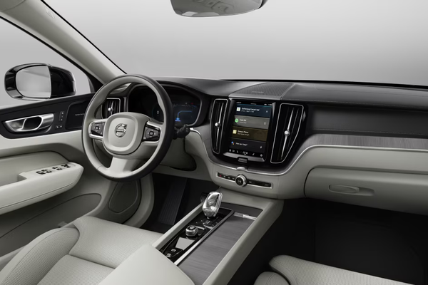 Grauer Volvo XC60 T8 e Interieur: Plug-in-Hybrid-SUV mit Benzin- und Elektroantrieb.