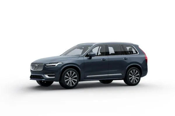 Blauer Volvo XC90 von der Seite: Plug-in-Hybrid-SUV mit luxuriösem Innenraum und rein elektrisch fahrbar.