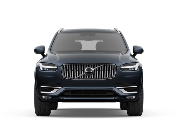 Blauer Volvo XC90 von vorne: Plug-in-Hybrid-SUV mit luxuriösem Innenraum und rein elektrisch fahrbar.